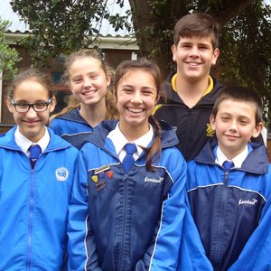 Die Astroquiz-Gansies, met voor vlnr Enid Janse van Vuuren, Fiona Fourie en Jacques Viljoen. Agter vlnr is Savannah Stevens en Niel Engelbrecht  